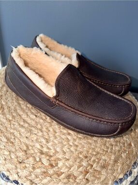 UGG Men’s Ascot Leather Slippers